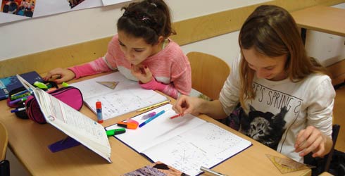 Kinder haben Spaß beim Lernen. Anne-Frank Oberschule Bergen.